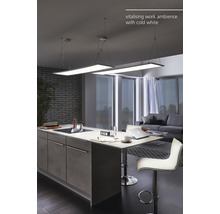 Modern interiör med köksö och rektangulära hänglampor