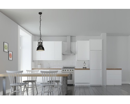 Matsal med matbord, stolar och hänglampa i ett ljust kök.