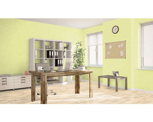 Kontor med skrivbord, hylla och anslagstavla