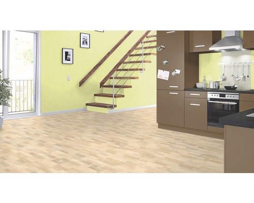 Köksscen med trappa, trägolv och köksskåp