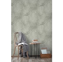 Miljöbild med mönstrad tapet, stol och bord för inredningsdesign