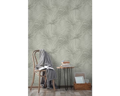 Miljöbild med mönstrad tapet, stol och bord för inredningsdesign