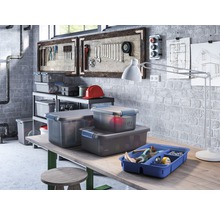 Verkstad med verktygslådor, verktygsvägg och arbetsbänk för organisering och förvaring av verktyg