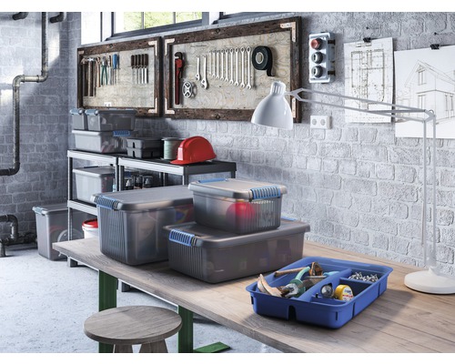 Verkstad med verktygslådor, verktygsvägg och arbetsbänk för organisering och förvaring av verktyg