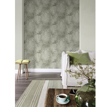 Vardagsrum med mönstrad tapet, soffa, matta och träbord