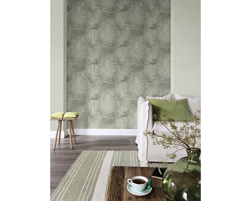 Vardagsrum med mönstrad tapet, soffa, matta och träbord