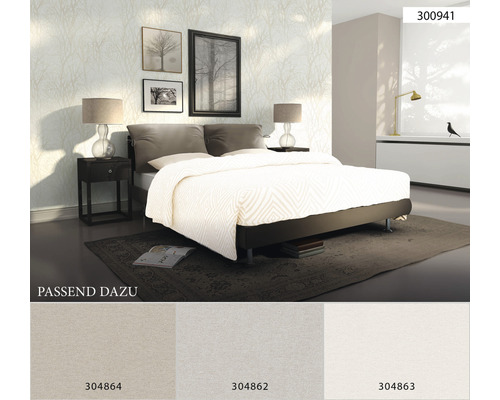 Sovrum med säng, sängbord och mönstrad tapet