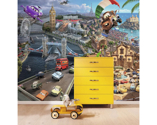 Fototapet med Cars-motiv, gul byrå och leksaksbil i rummet.