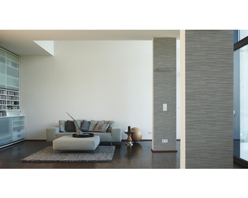 Ljust vardagsrum med soffa, soffbord och grå strukturtapet