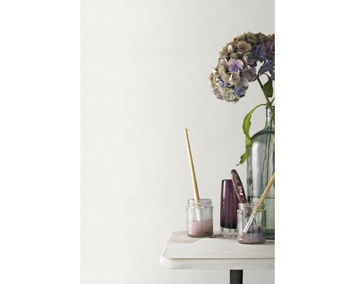 Stilleben med hortensia, glasvas, pensel och färgbehållare på ett bord