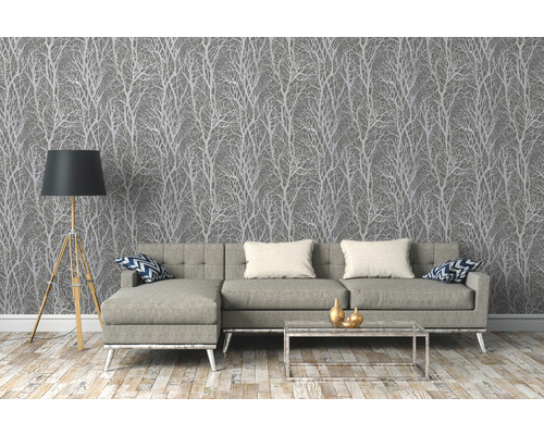Vardagsrum med grå tapet med trämotiv, soffa, golvlampa och soffbord