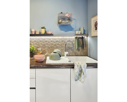 Ljust kök med diskho, blandare, disk och dekorativa element för en vänlig atmosfär