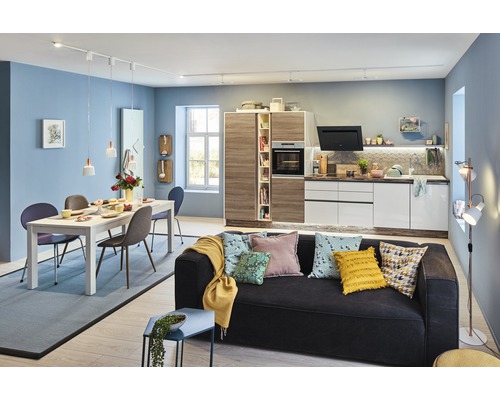 Ljust och modernt kök-vardagsrum med matbord, soffa och pentry