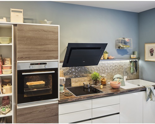 Kök med inbyggnadsugn, fläkt, diskho och kokplatta