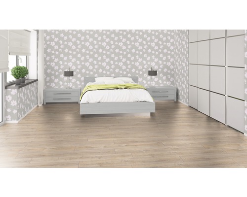 Sovrum med dubbelsäng, sängbord, lampor, garderob och blommig tapet