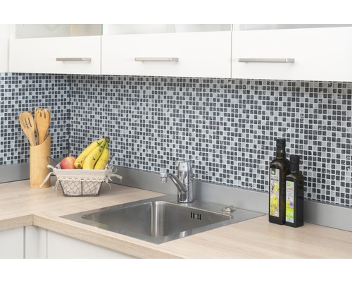 Köksscen med diskho, mosaikplattor och köksredskap