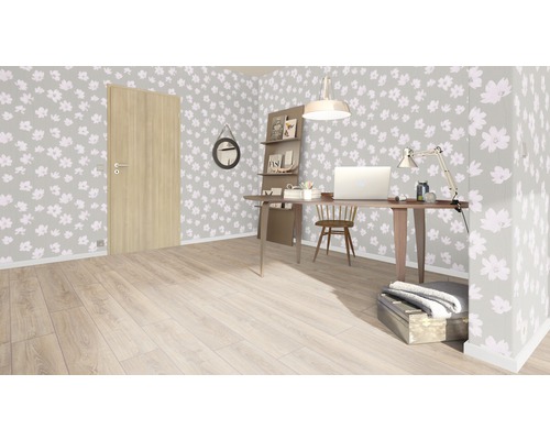 Ljust rum med skrivbord, stol, dörr och blommig tapet