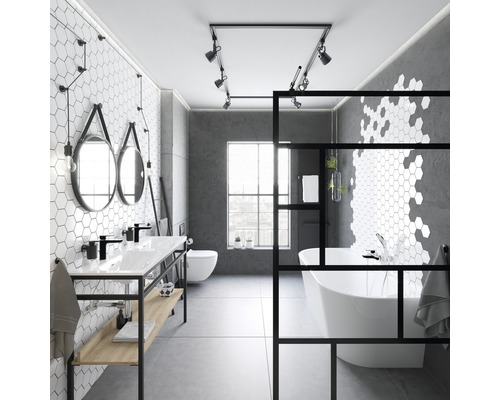 Modernt badrum med handfat, badkar och sexkantiga plattor