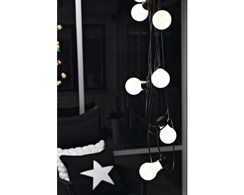 Ljusslinga med glödlampor i ett rum.