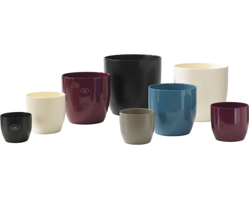 Olika färgade plastblomkrukor i olika storlekar