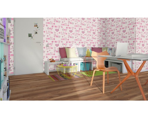 Ljust rum med skrivbord, stol och dekorativ tapet