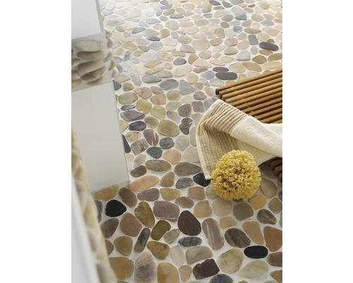 Badrum med golv av naturstensplattor, hylla och svamp