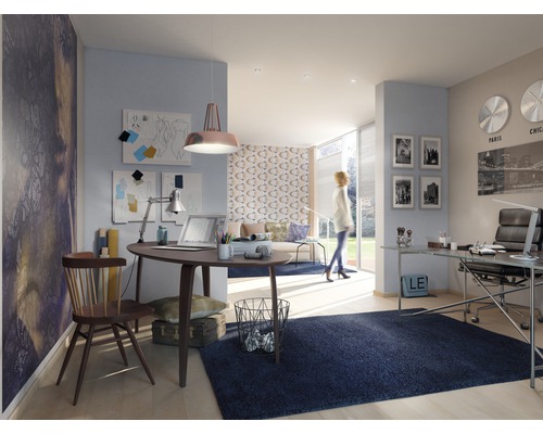 Kontor med skrivbord, stol, matta och dekorationer i en ljus och modern design.