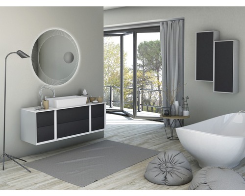 Badrum med tvättställ, spegel, badkar och dekoration i ljus design