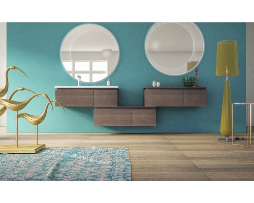 Modernt badrum med handfat, runda speglar, dekoration och matta