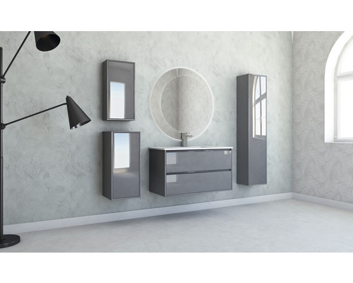 Modern badrumsuppsättning med tvättställsskåp, spegel, spegelskåp och högskåp mot en strukturerad vägg
