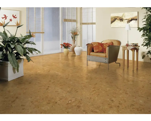 Ljust rum med korkgolv, fåtölj och växter