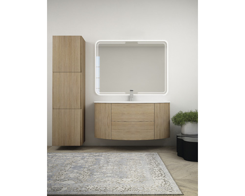 Modernt badrum med tvättställsskåp, spegelskåp och hög hylla