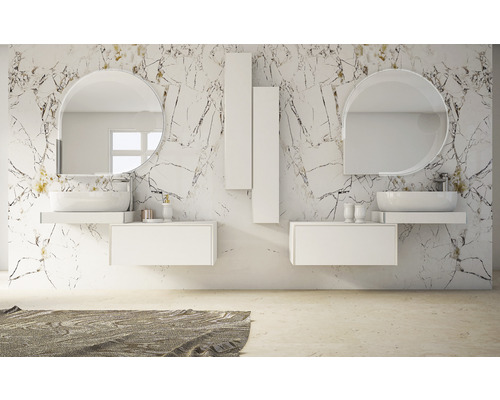 Modernt badrum med två handfat, runda speglar, vita underskåp och en mönstrad matta