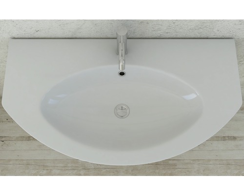 Vitt tvättställ med blandare uppifrån