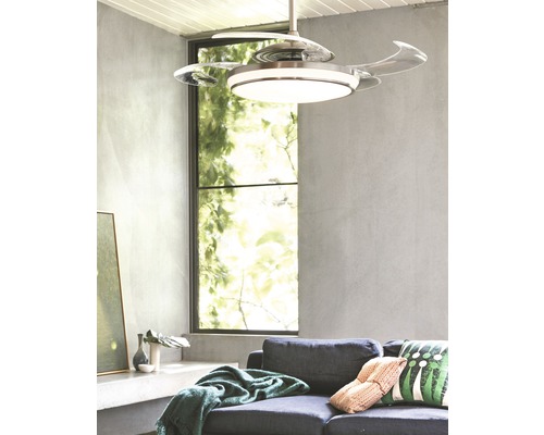 Takfläkt med belysning ovanför en soffa i ett vardagsrum.