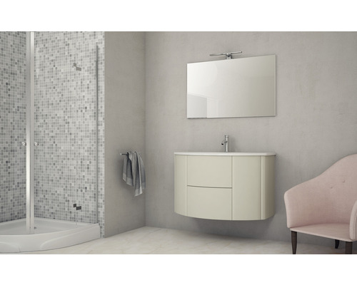 Modernt badrum med dusch, tvättställsskåp, spegel och fåtölj