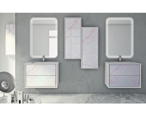 Badrum med handfat, belysta speglar och hängande skåp i modern design