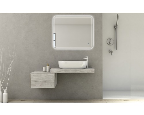 Badrum med tvättställ, spegel med belysning och dusch