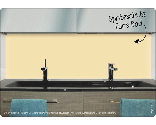 Badrum med stänkskydd ovanför handfatet