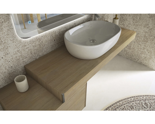 Badrumsmöbel med tvättställ i keramik på träskiva med spegel och tillbehör