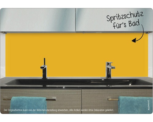 Stänkskydd för badrum ovanför ett handfat