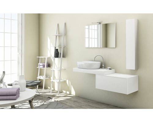 Modernt badrum med handfat, spegel, hylla och skåp