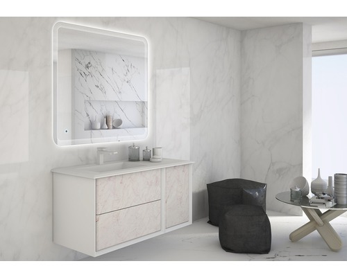 Modernt badrum med belyst spegel, tvättställsskåp med lådor och marmorutseende.