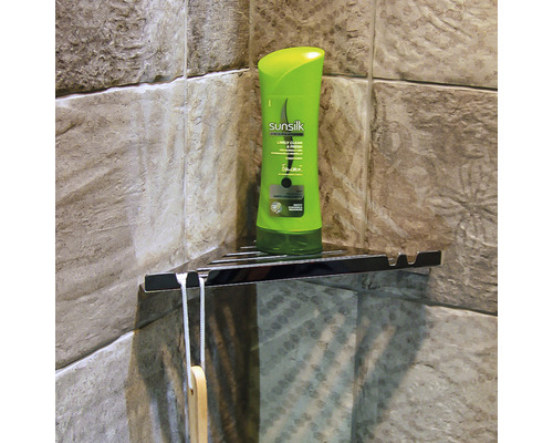 Hörnhylla i metall med schampo i badrum