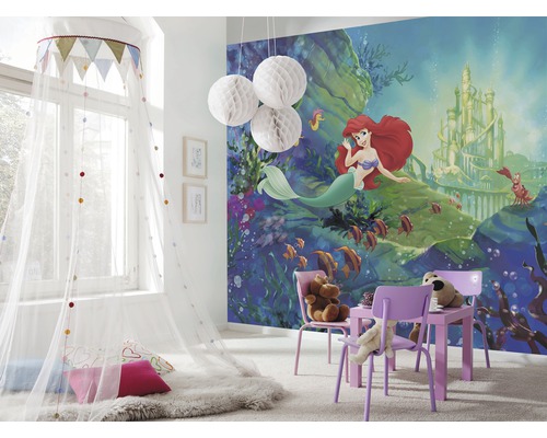 Barnrum med väggmålning av Ariel sjöjungfrun, lekstuga och sänghimmel