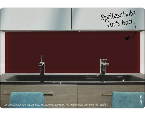 Badrum med stänkskydd bakom handfatet