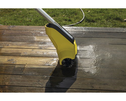 Kärcher ytrengörare i drift på en träterrass