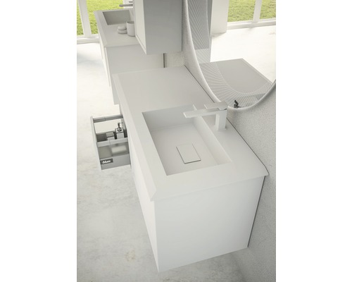 Modernt badrum med handfat, underskåp och spegel