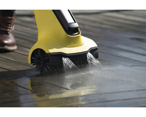 Gul terrasstvätt i bruk på träterrass