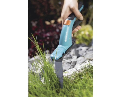 Gardena batteridriven grässax används för att klippa gräs